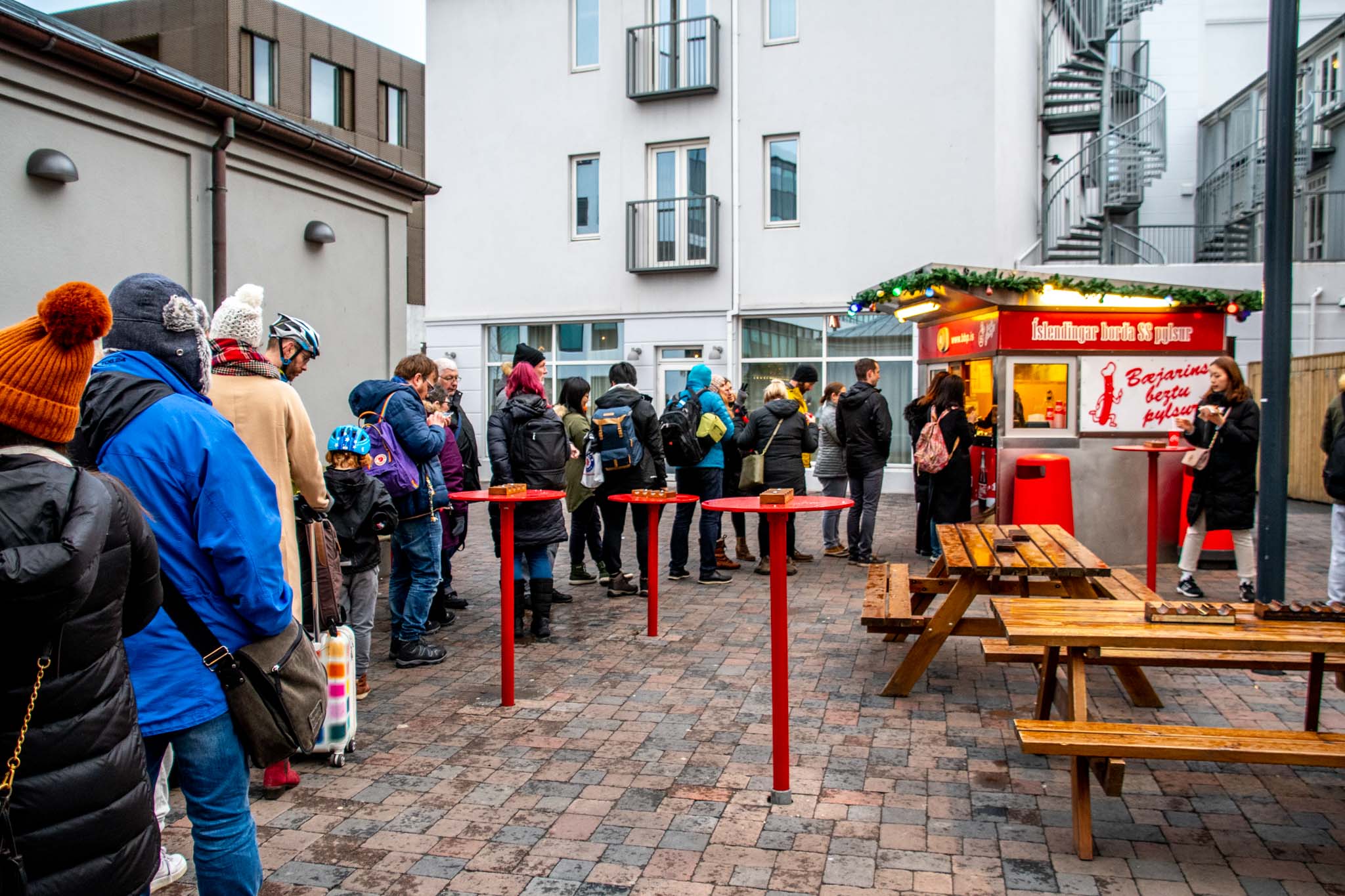 The customer line at the Bæjarins Beztu Pylsur hot dog stand.