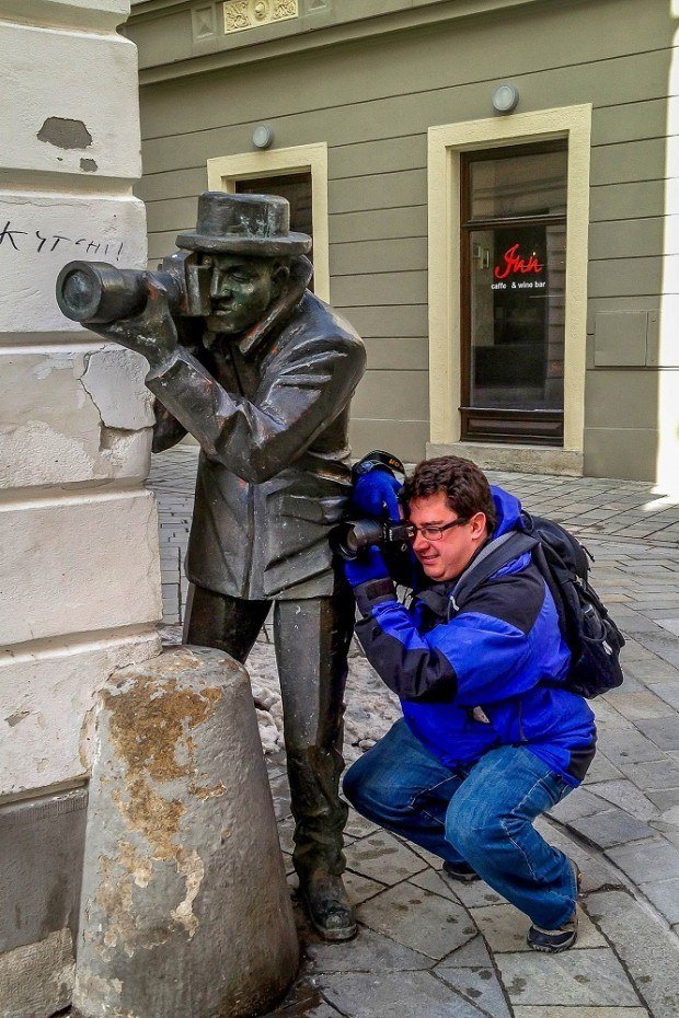 Paparazzi statue seen on a Bratislava day trip