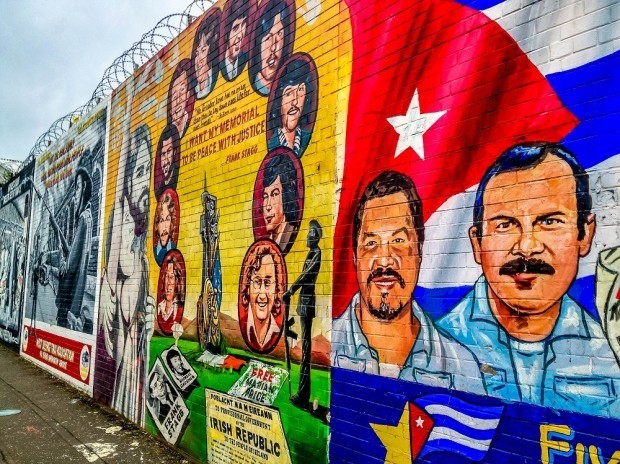 Mural showing Cubans and the Suban flag
