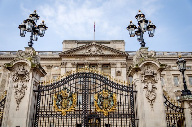 Seeing London on a Long Heathrow Layover Experiencing London on a long Heathrow Layover. Buckingham Palace is the first stop on this step-by-step itinerary.