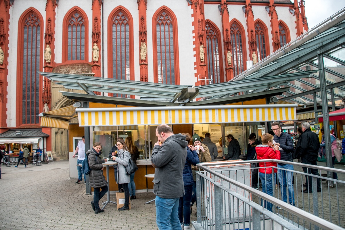 In the main Market Square of Wurzburg, the Bratwurststand Knüpfing has been serving delicious bratwurst and sausage to locals for decades. At any time of day, you'll find a line for their franks and Winzerbratwurst.