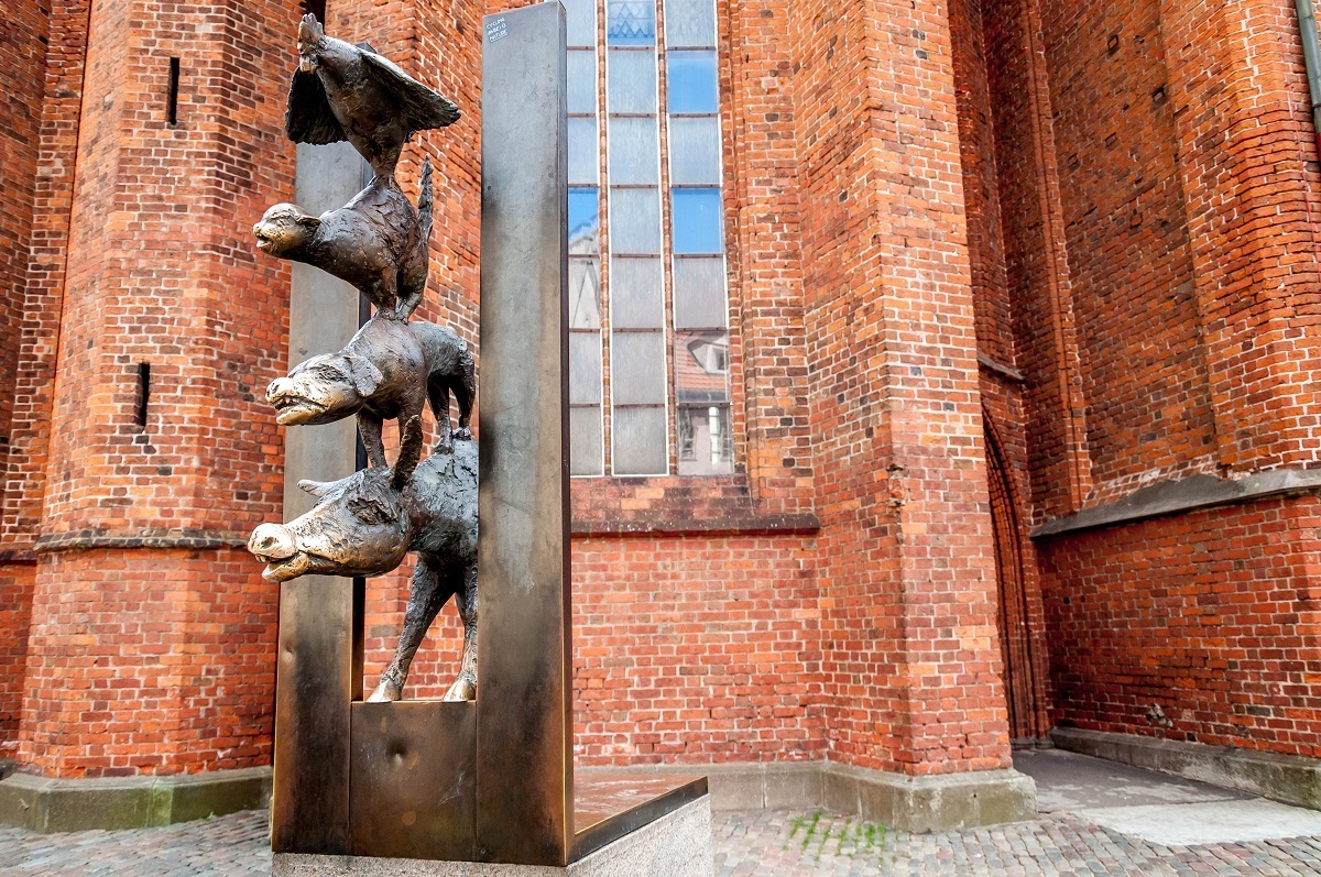 The Bremen Town Musicians statue is one of the things what to see in Riga Old Town