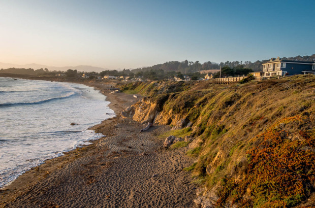 Beachfront Comfort at The Sand Pebbles Inn The Sand Pebbles Inn atop a bluff at Moonstone Beach in Cambria, California.