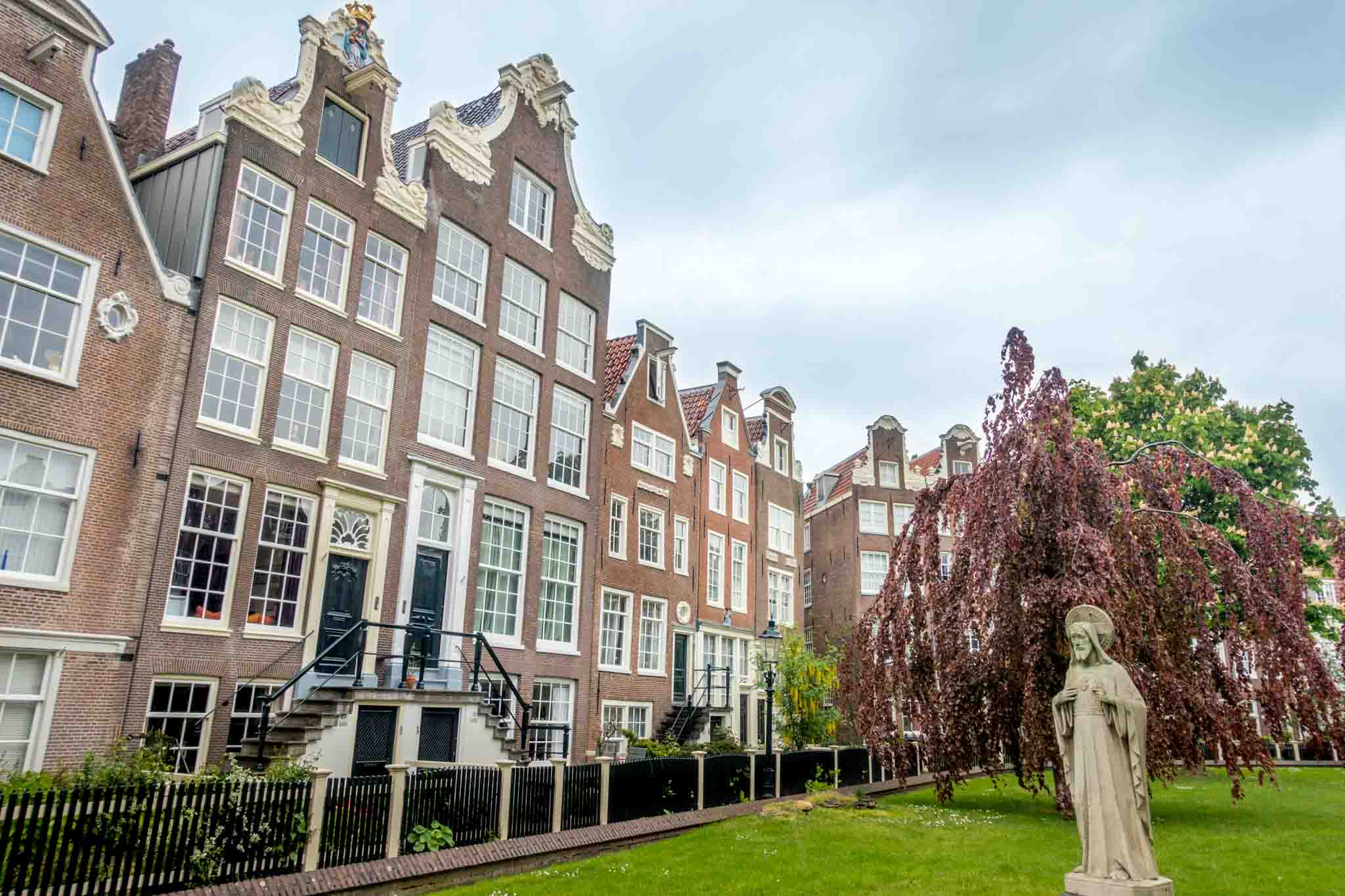 The Begijnhof, a courtyard surrounded by 16th-century Dutch townhouses, is one of the interesting places to see when visiting Amsterdam