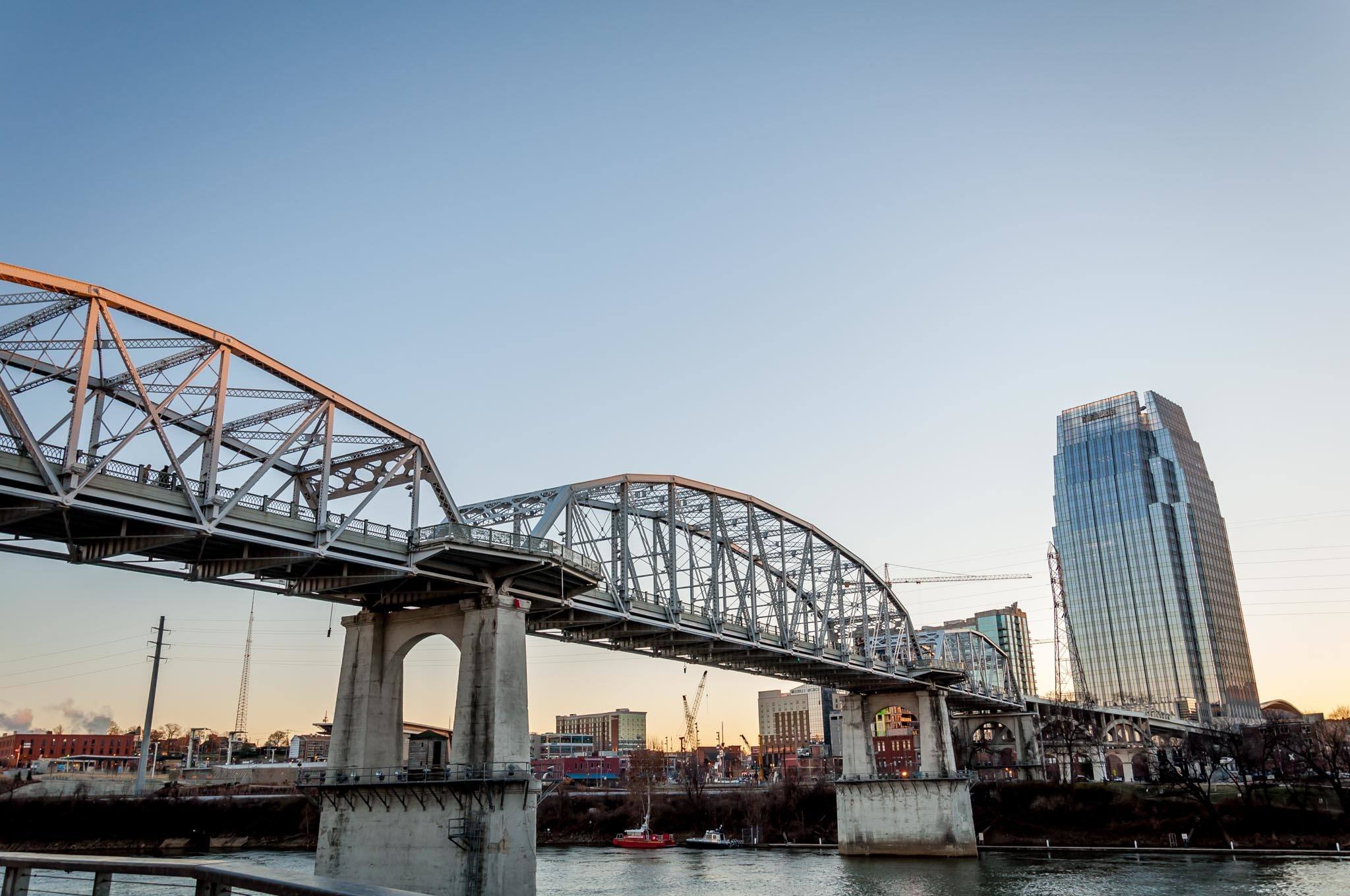 The John Seigenthaler Pedestrian Bridge in Nashville provides great views of the Cumberland River and downtown Nashville, Tennessee. Add it to your Nashville to do list.