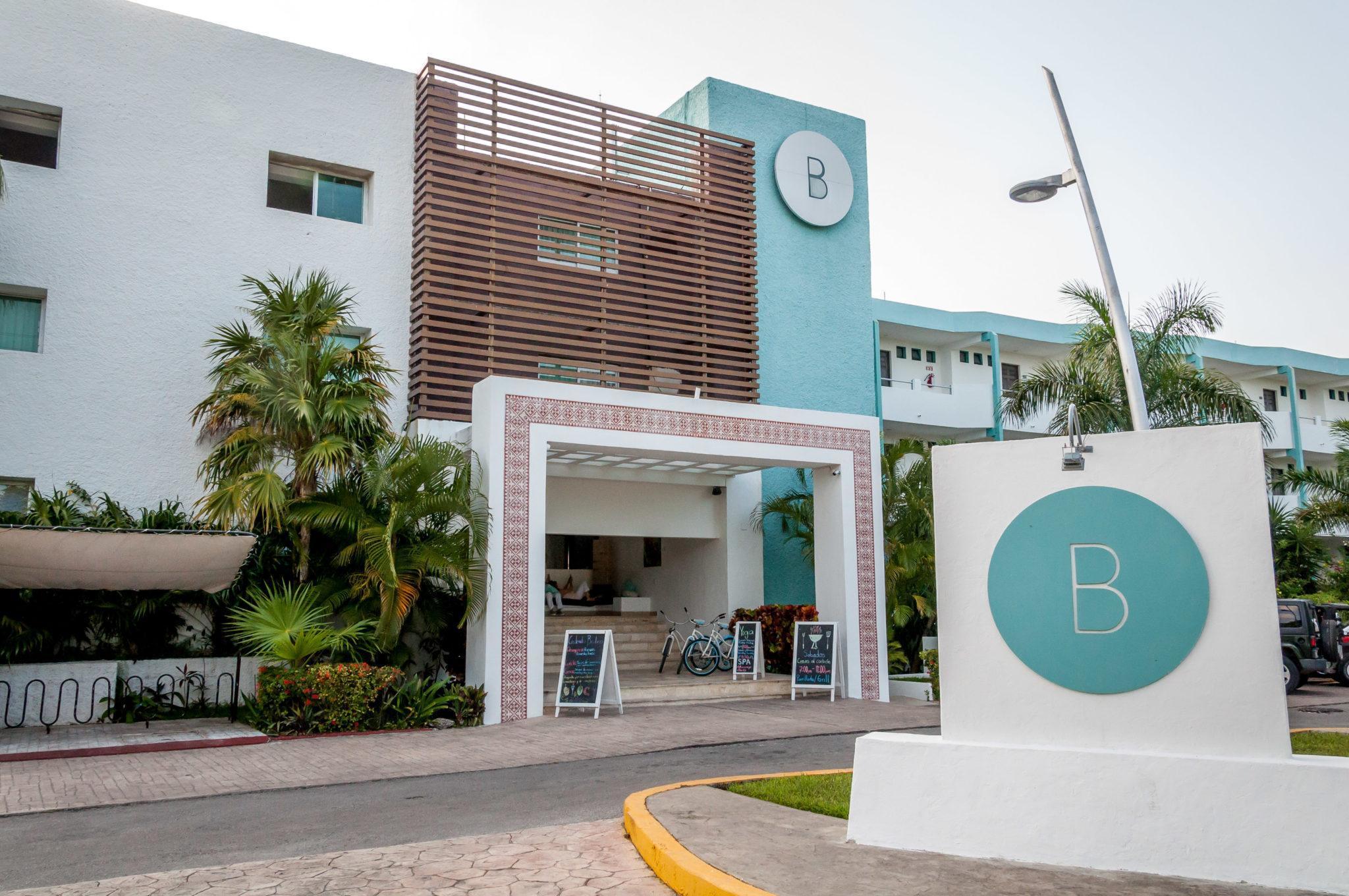The front of the Hotel B Cozumel from the street.
