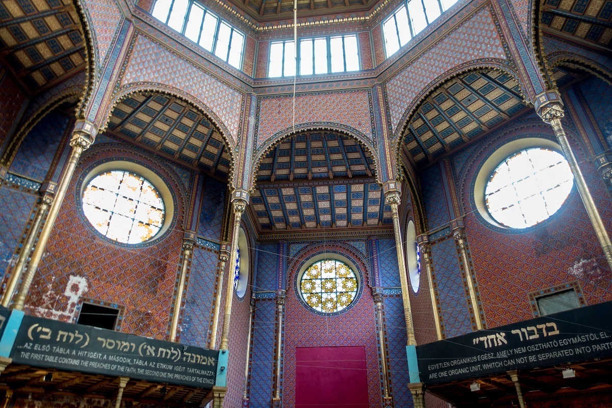 Rumbach Street Synagogue interior with Hebrew signs
