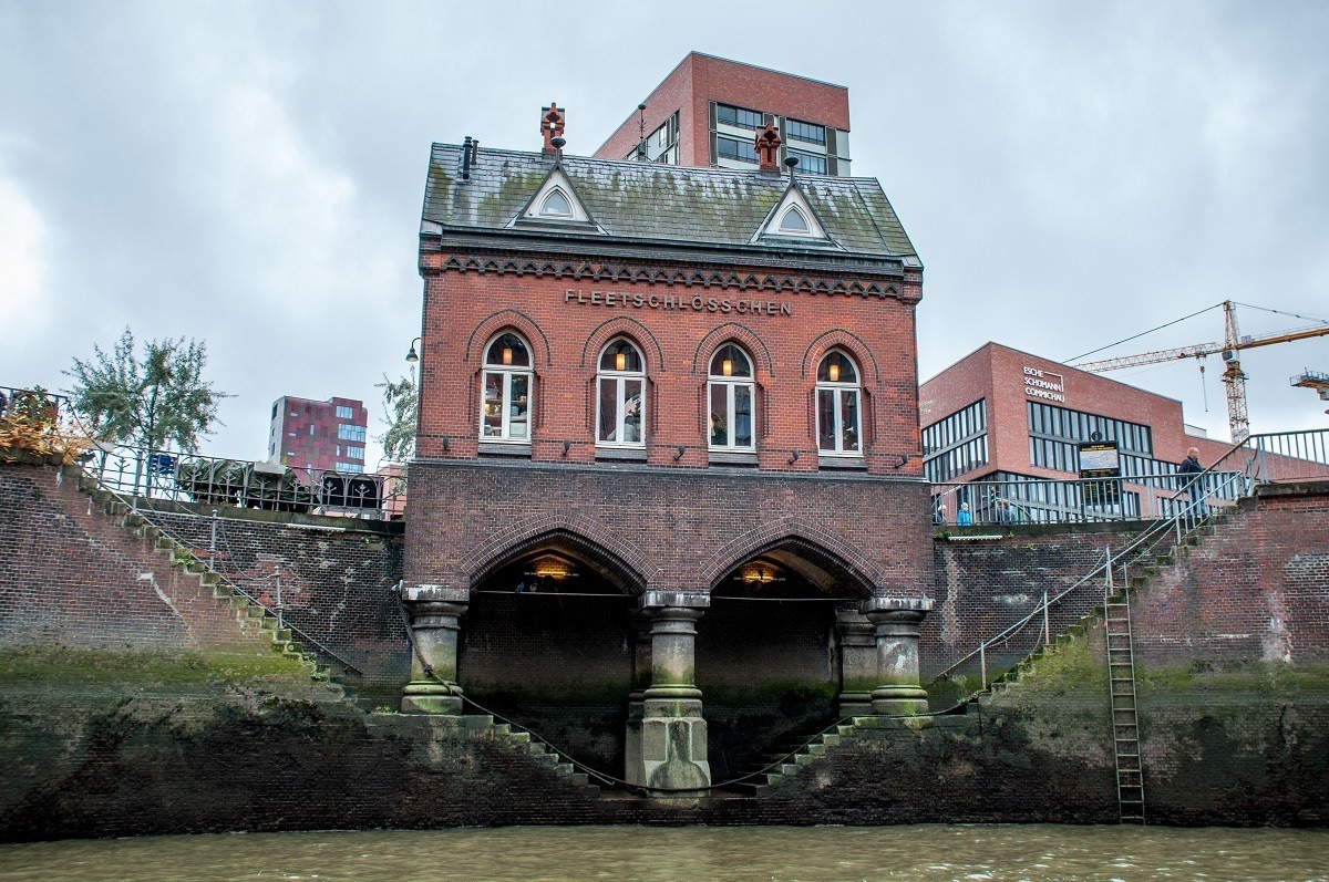 Building between two staircases leading from the street to the water below