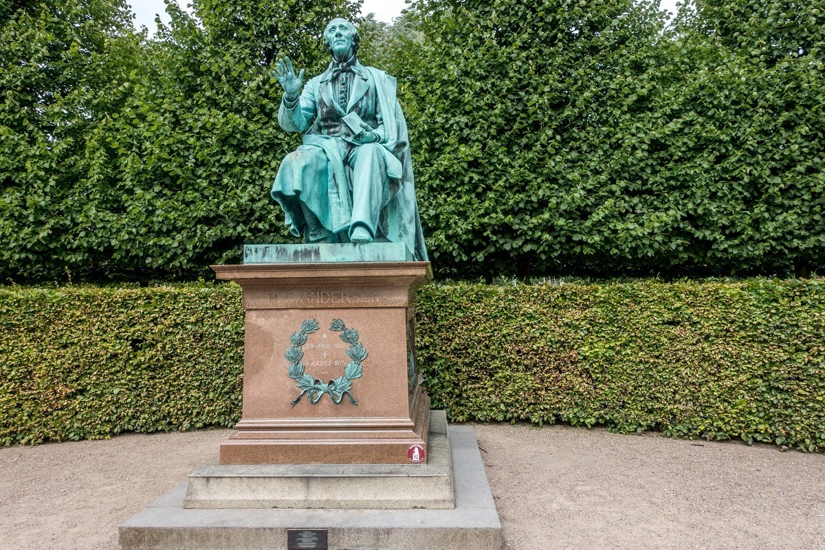 Statue of Hans Christian Anderrsen in the gardens of Rosenborg Castle in Copenhagen