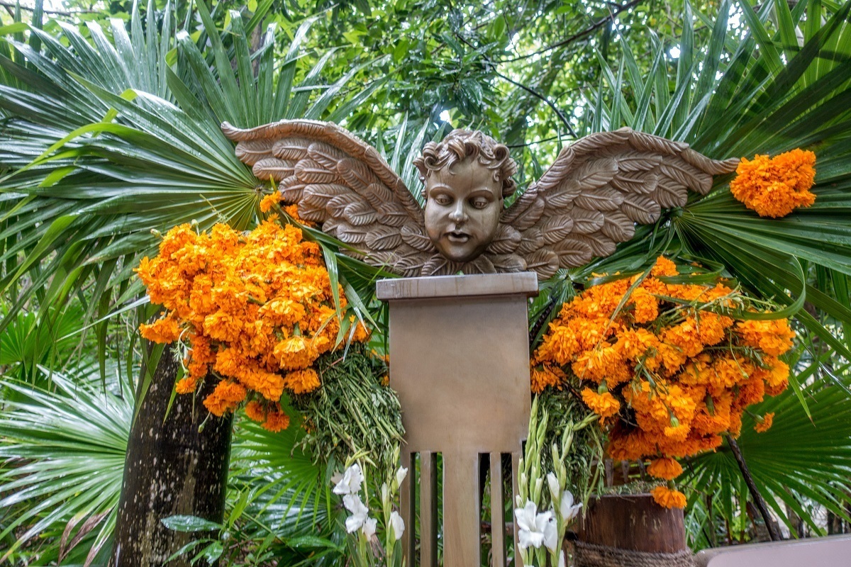 Displaying marigolds is one of the Day of the Dead customs to encourage souls to return to Earth