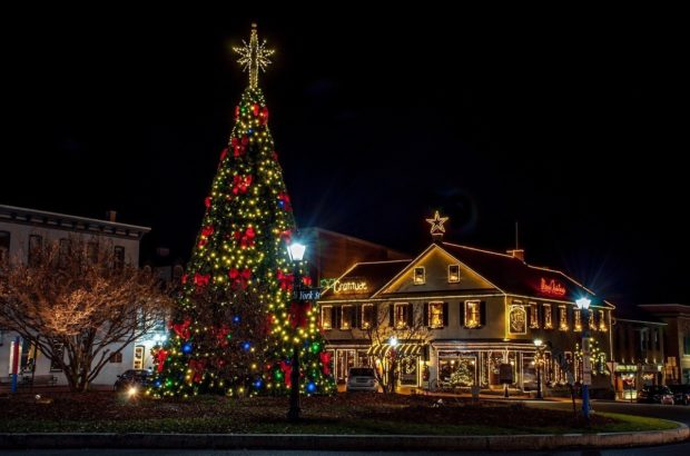 The Gettysburg Christmas Spirit: Festive Things to do in the Historic Town Lincoln Square in Gettysburg, PA at Christmas