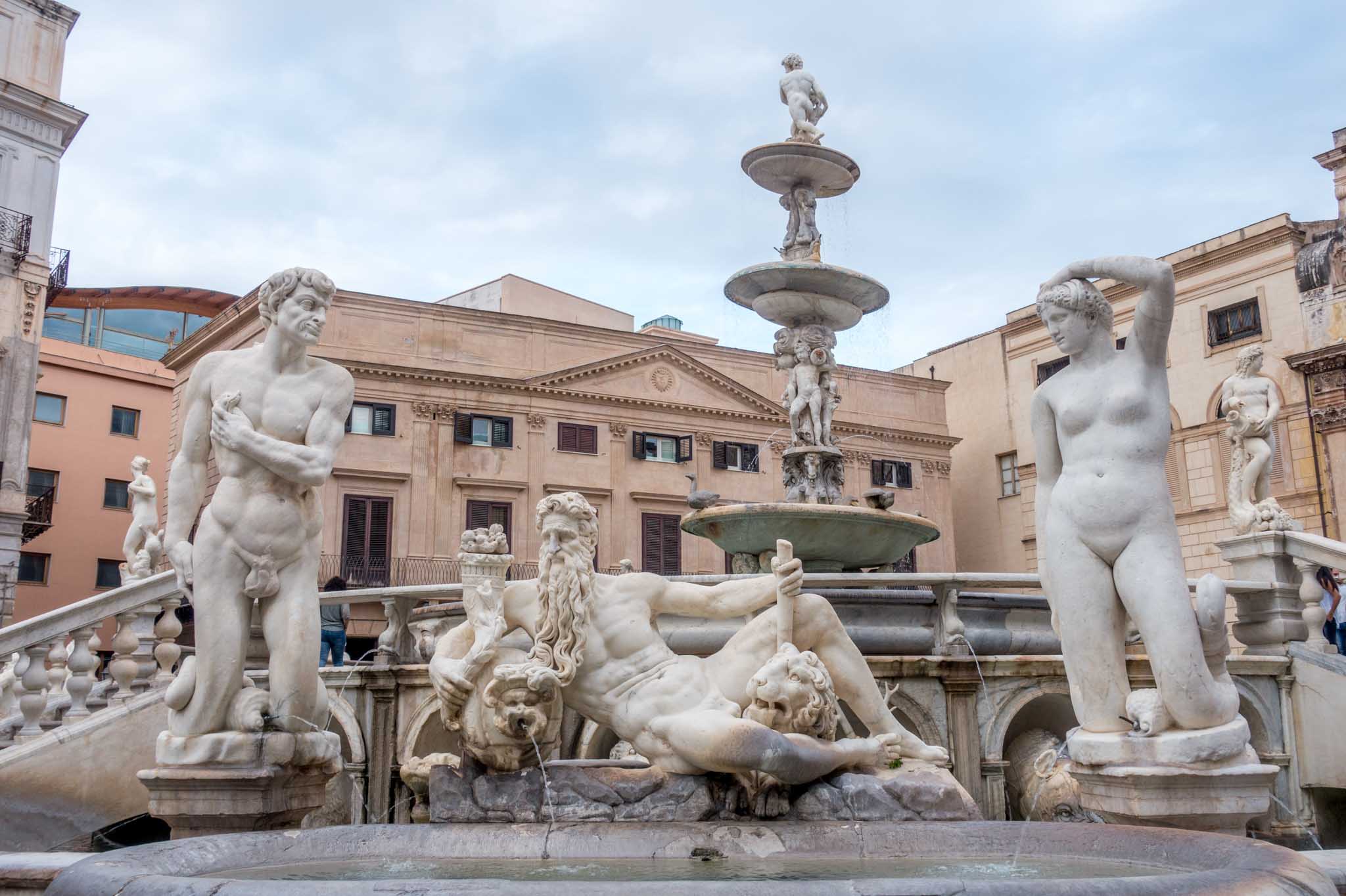 What to see in Palermo: the gorgeous Praetorian Fountain