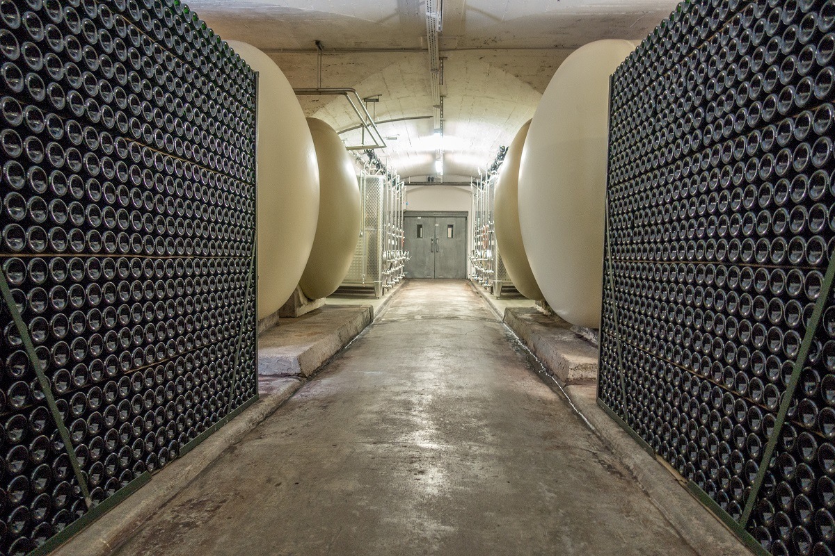 Wine aging in bottles and concrete tanks