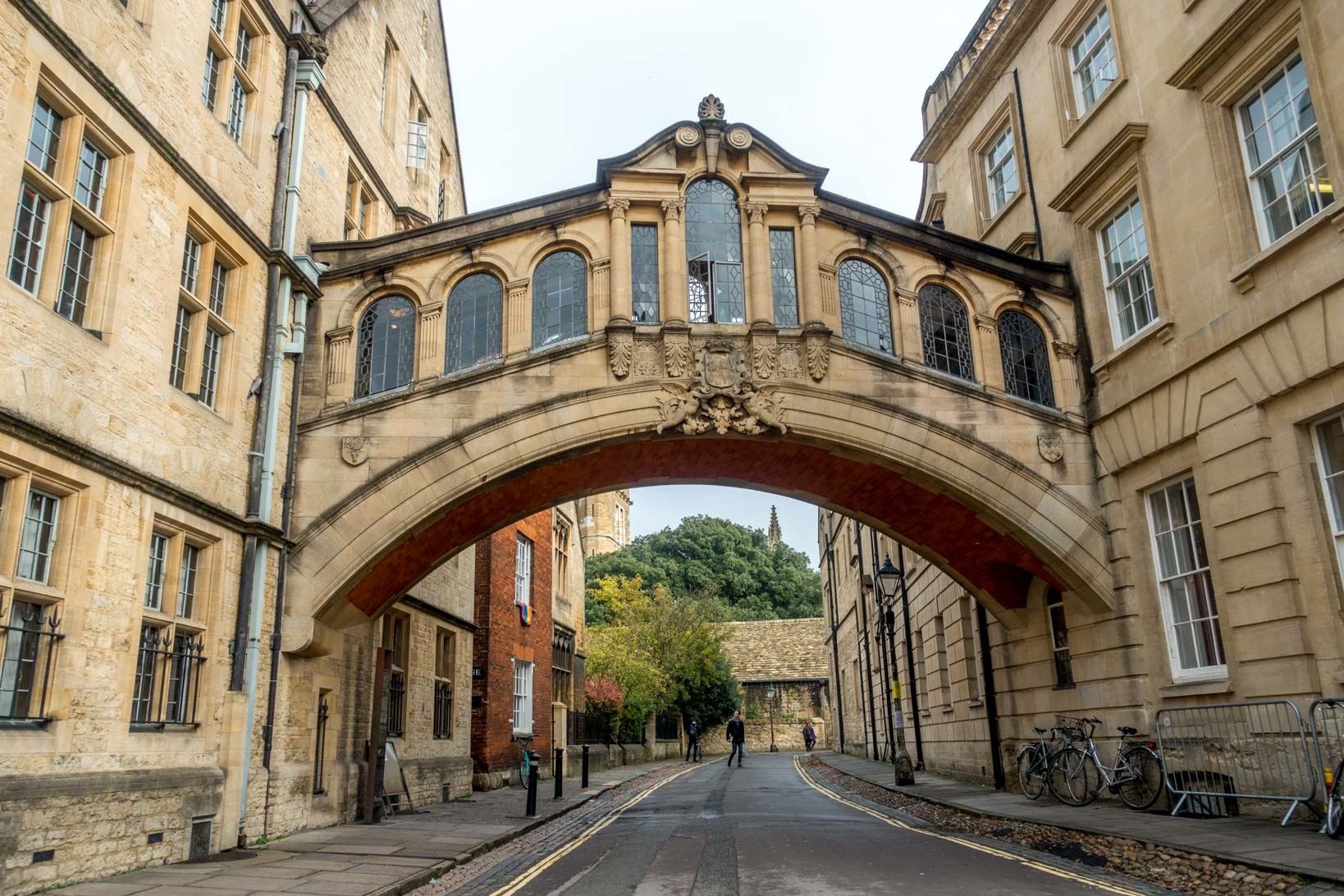 The stone Bridge of Sighs between two buildings in Oxford, England