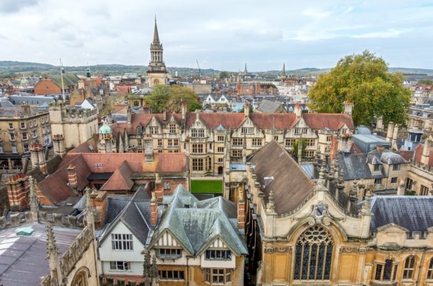 18 Fun Things to Do on a Weekend in Oxford From seeing beautiful buildings to trying pubs and visiting world-class museums, there are so many fun things to do in Oxford England.