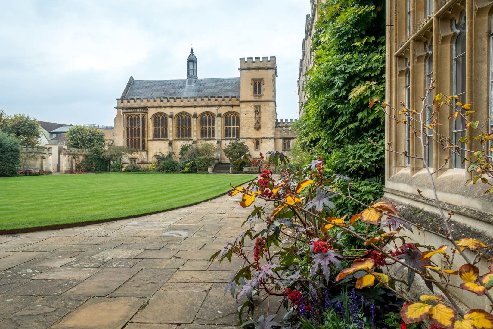 Lawn and buildings at Pembroke College in Oxford