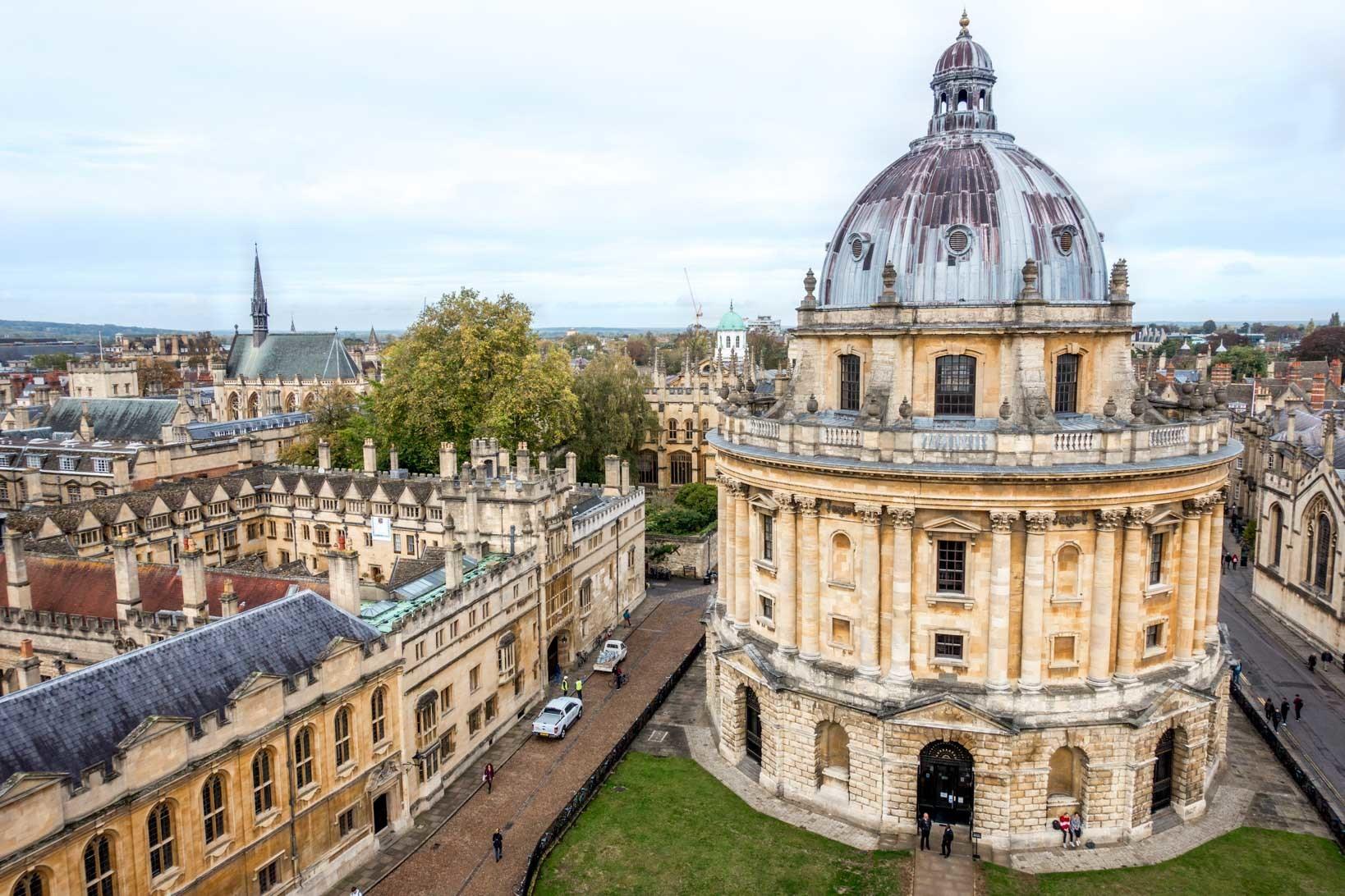 Overhead view of round Radcliffe Camera and other buildings