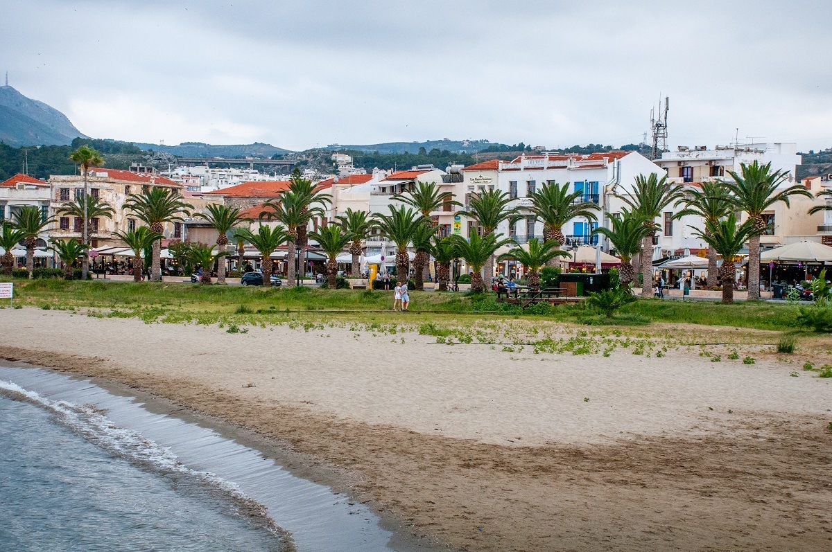 Seaside restaurants and shops to see near the beach in Rethymno