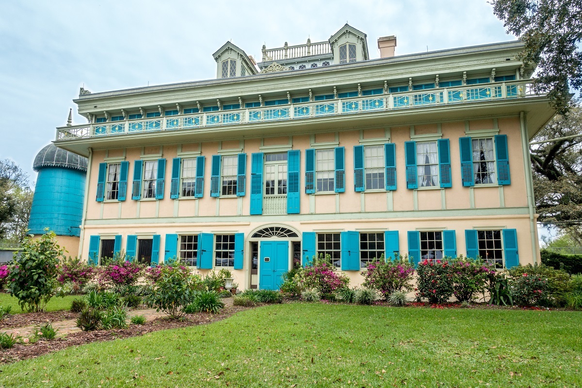 With blue, pink, and yellow exterior decorations, San Francisco Plantation is one of the best Louisiana plantations for lovers of color and artistic detail