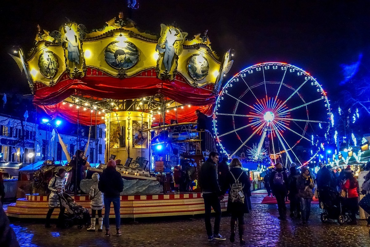 Carousel and Ferris wheel lit up at night