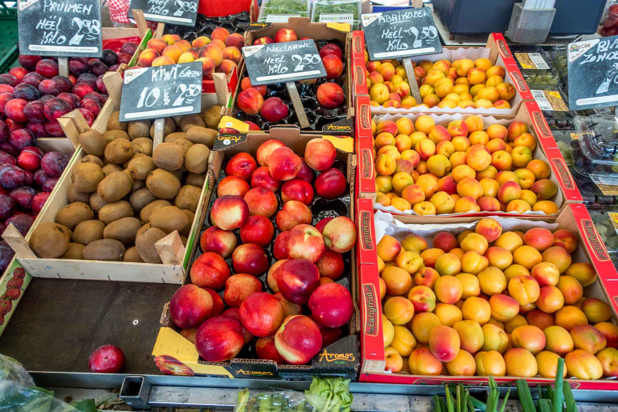 Kiwi and peaches for sale
