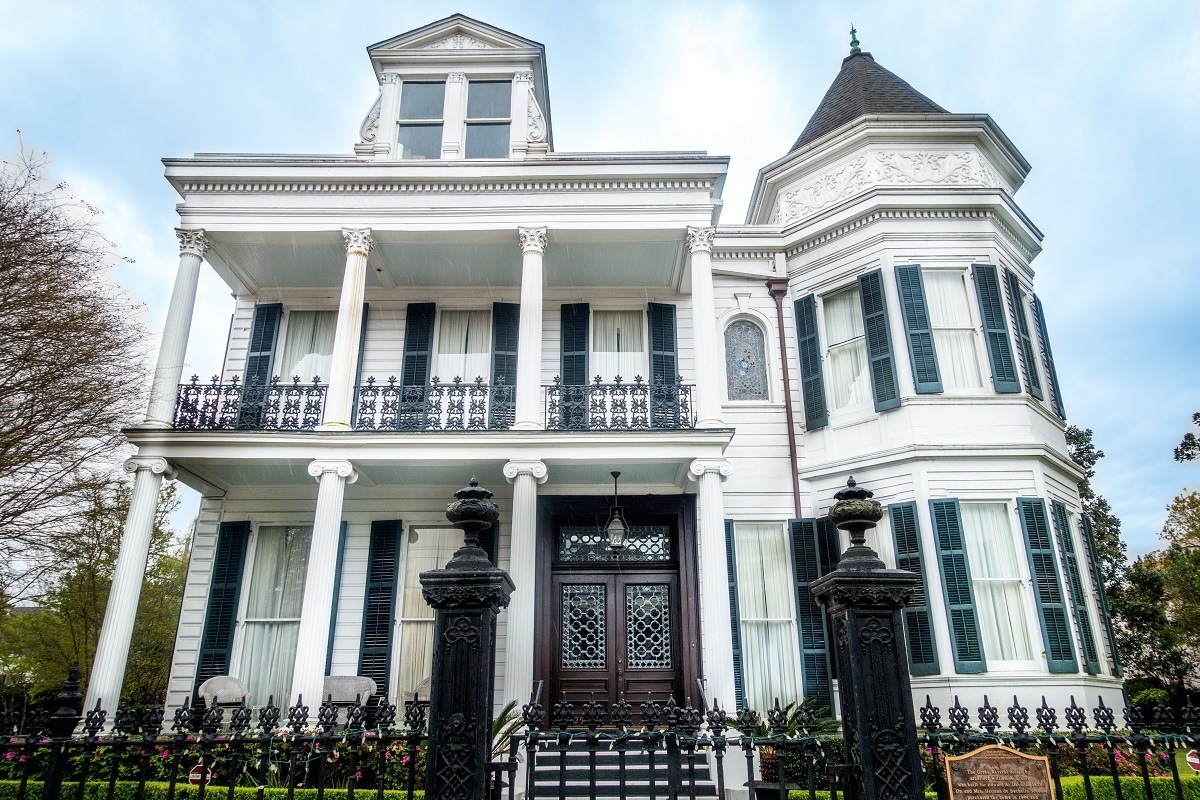 White mansion with green shutters, the Women's Guild of the New Orleans Opera house