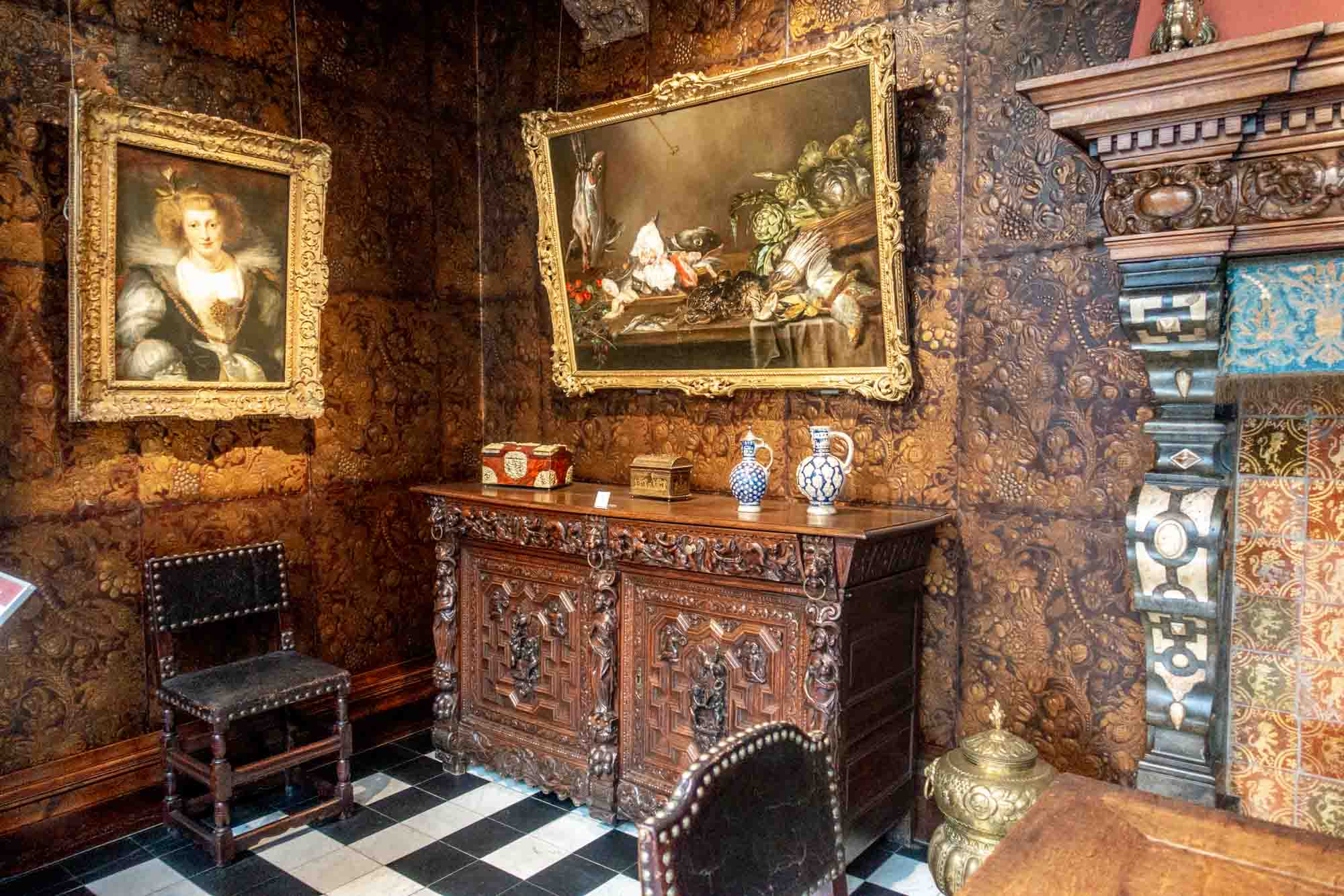 Room with paintings and furniture at Rubenshuis