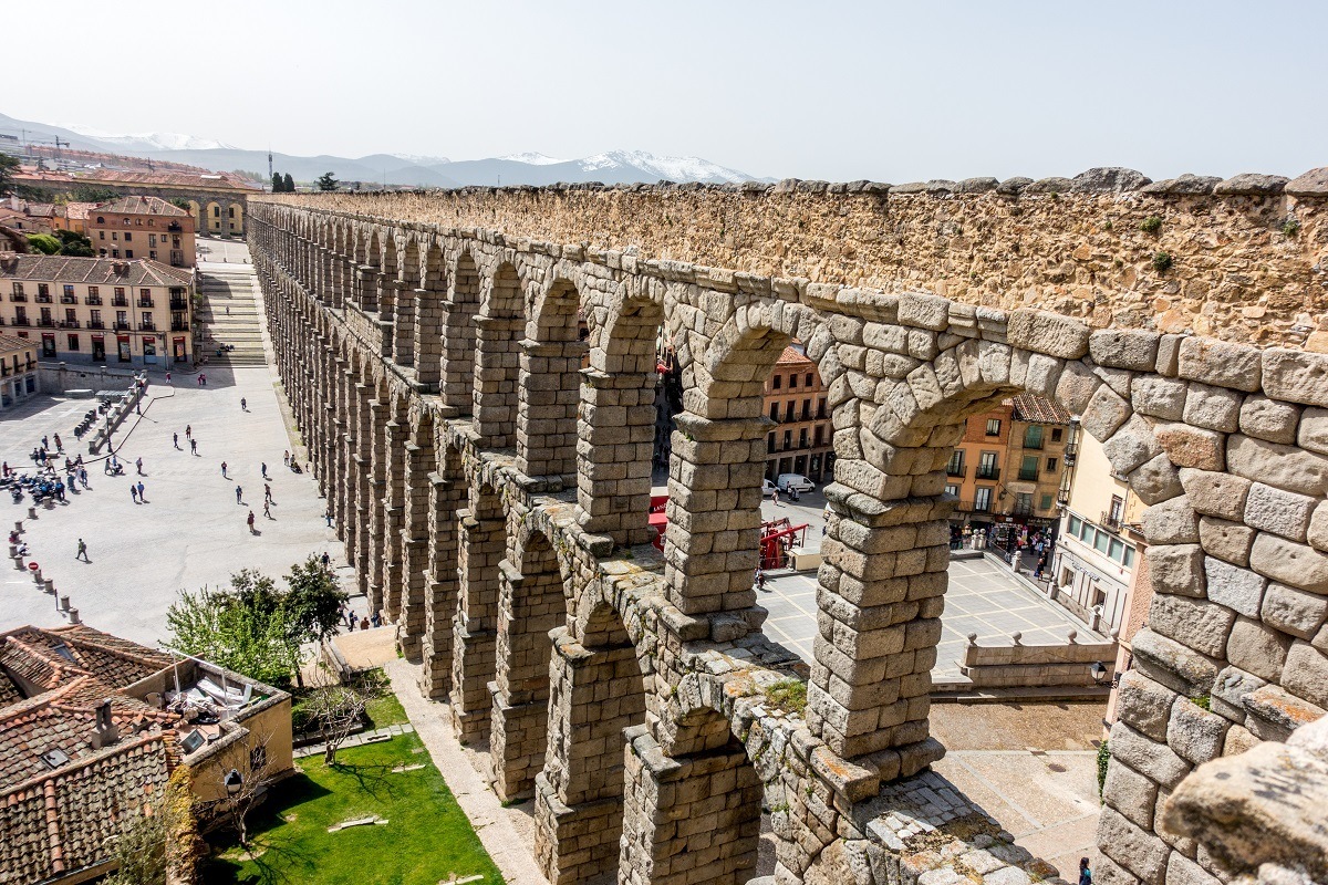 The aqueduct of Segovia extends to the horizon. The UNESCO site is one of the top things to see on a Madrid to Segovia day trip.